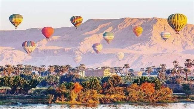 تحليق 64 رحلة بالون طائر تقل 1380 سائحا في سماء الأقصر