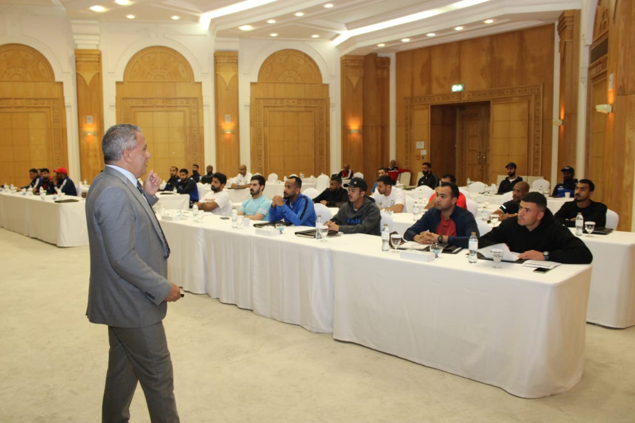 محاضرات نظرية وعملية في الدورة العربية العسكرية الرابعة لتدريب وتحكيم رياضة الخماسي العسكري
