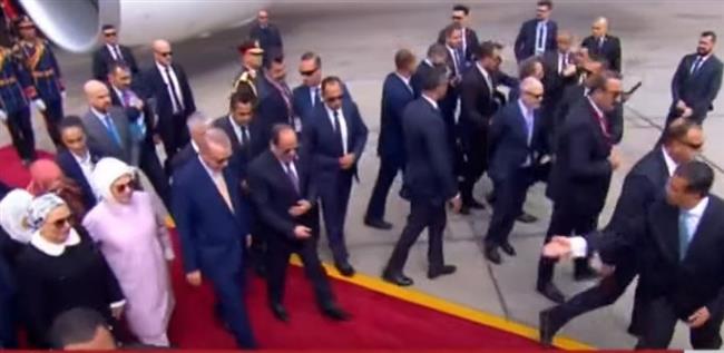 السيسي يستقبل الرئيس التركي بمطار القاهرة.. بث مباشر