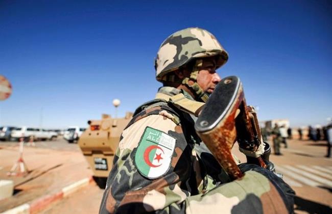 الجيش الجزائري: إرهابيان يسلمان نفسيهما والقبض على آخر بجنوبي البلاد