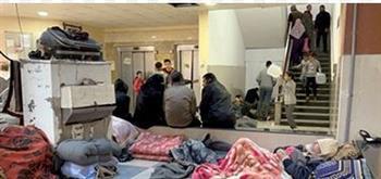 وسائل إعلام فلسطينية: الاحتلال الإسرائيلي يجبر النازحين على الخروج من مجمع ناصر الطبي