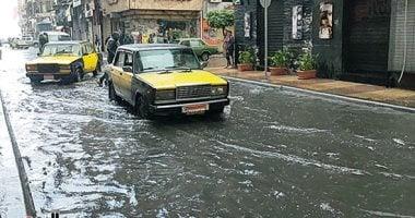 سقوط أمطار غزيرة على الإسكندرية مع استمرار تداول الحاويات بالميناء