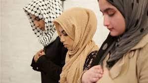 ما حكم إمامة المرأة للنساء؟