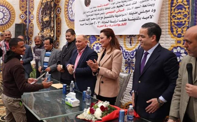 نائب المحافظ تسلم شهادات محو الأمية لعدد 45 دارس من أهالى مدينة الحوامدية