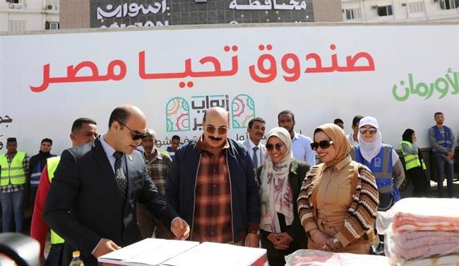 محافظ أسوان يتفقد القافلة المليونية للمساعدات الغذائية للأولي بالرعاية