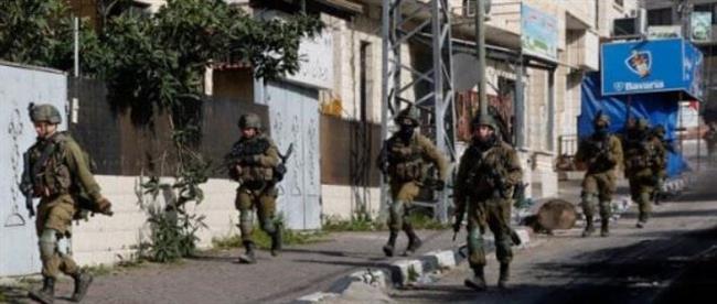 قوات الاحتلال تطلق النار تجاه الشبان الفلسطينيين في رام الله