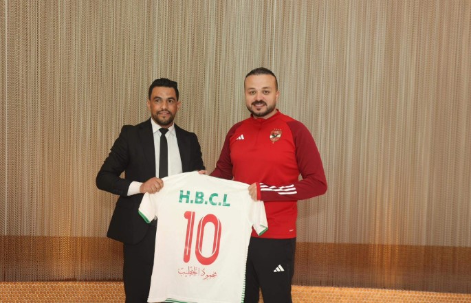 رابطة مشجعي الأهلي بالجزائر تُهدي الخطيب قميص الرابطة