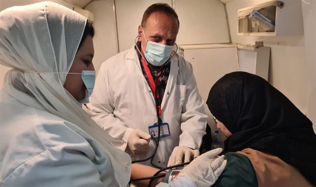 الكشف على ١٠٢٦ مواطن خلال قافلة طبية مجانية بكفر الدوار 