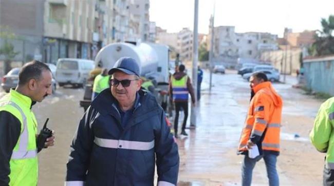 رئيس صرف الإسكندرية يتفقد التعامل مع مياه الأمطار بالمحافظة