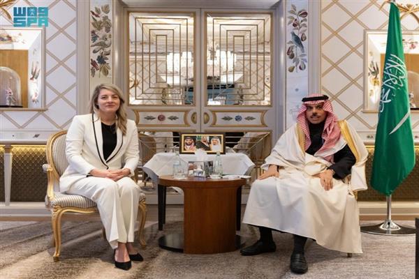 وزير الخارجية السعودي يبحث ونظيرته الكندية العلاقات الثنائية والمستجدات الإقليمية والدولية