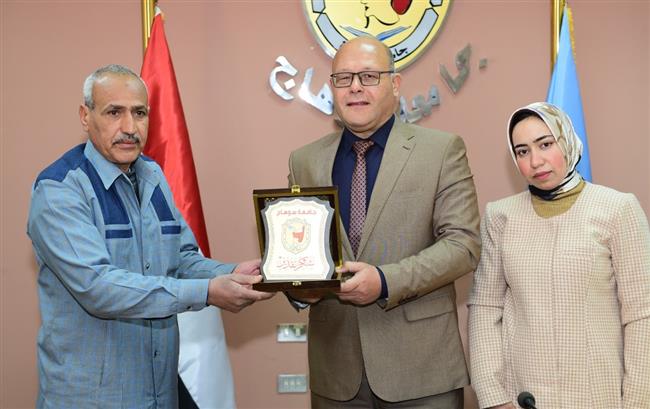 جامعة سوهاج .. "النعماني" يكرم "عم عمر" وابنته لتعيينها معيدة بقسم الاعلام
