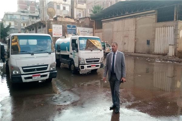 البحيرة .. السكرتير العام المساعد يتابع أعمال كسح تجمعات مياة الأمطار بدمنهور