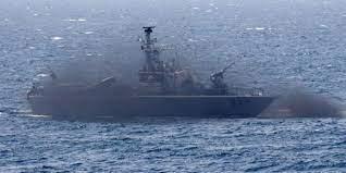 الحوثيون يستهدفون سفينة بريطانية في البحر الأحمر