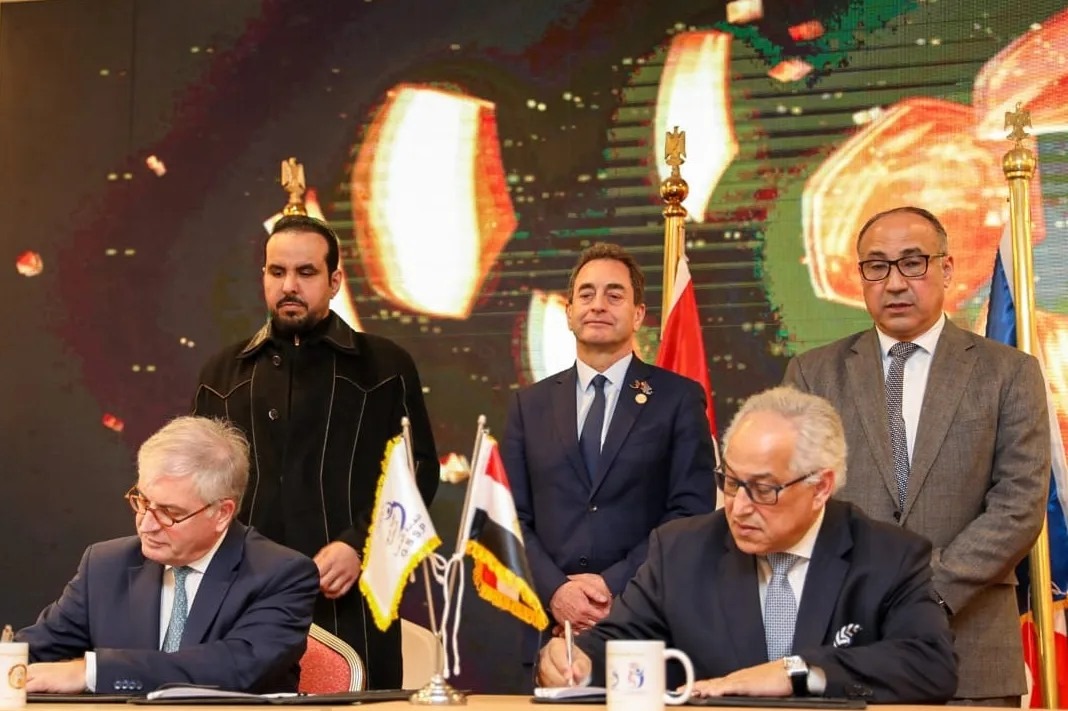 اتفاقية تعاون بين اللجنة البارالمبية ونقابة المهن الرياضية والجامعة الفرنسية في مصر
