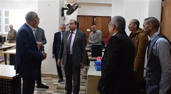 رئيس جامعة بني سويف يتفقد سير العمل بمبنى الإدارة