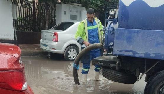 محافظ الإسكندرية يشدد على رؤساء الأحياء بتصريف مياه الأمطار 