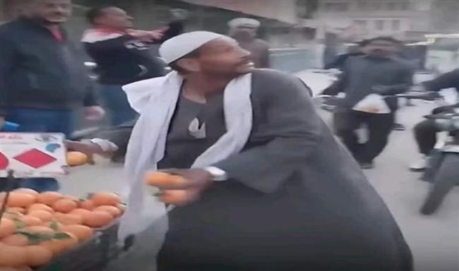 "برتقال عم ربيع دهب".. أول تعليق من الإفتاء بشأن بائع البرتقال (فيديو)