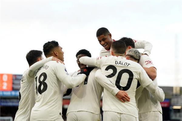 الدوري الإنجليزي .. مانشستر يونايتد يهزم لوتون تاون بثنائية