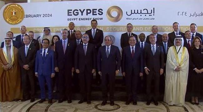 الرئيس السيسي يتوسط صورة تذكارية قبل افتتاح معرض "ايجبس 2024"