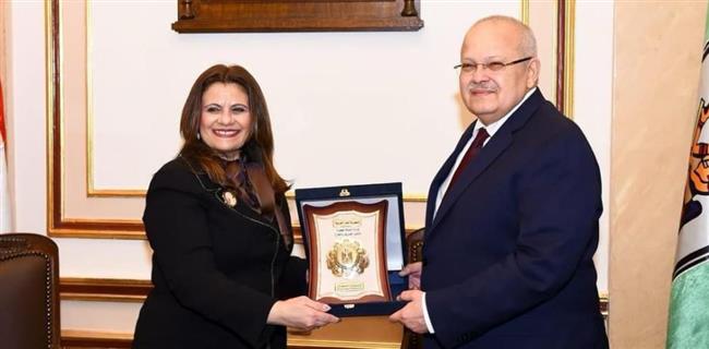 وزيرة الهجرة تهدى درع الوزارة للدكتور الخشت 