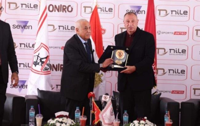رئيس الزمالك يمنح الخطيب درعا تذكارية تحمل اسم "العامري فاروق"