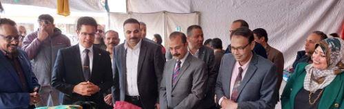 رئيس جامعة بنها يفتتح المعرض الخيري للملابس لطلاب كلية التربية النوعية