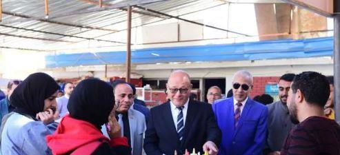 رئيس جامعة سوهاج يتأكد من جودة الأطعمة المقدمة بكافيتريا الجامعة ويلتقي مع الطلاب 