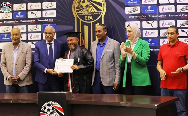 "كاف" يرسل لـ اتحاد الكرة الرخص التدريبية A لـ 25 مدربًا