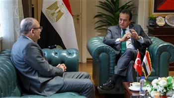 وزير الصحة يبحث مع السفير التركي التعاون بين البلدين