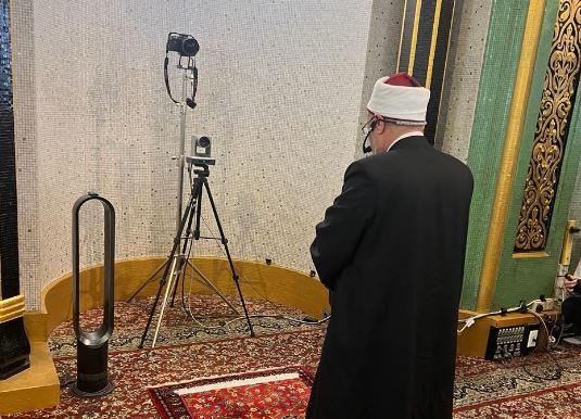 وسط حفاوة بالغة .. مفتي الجمهورية يؤمُّ المصلين في صلاة الجمعة بمسجد "السلطان" أقدم مساجد سنغافورة