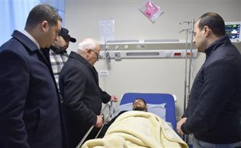   محافظ بورسعيد يزور مصابي حريق مول تجاري أثناء تلقيهم العلاج بمجمع الشفاء