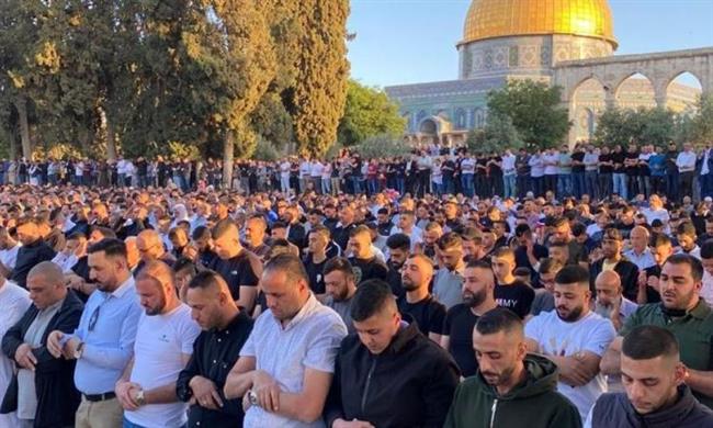 13 ألف فلسطيني يؤدون صلاة الجمعة في رحاب المسجد الأقصى رغم قيود الاحتلال الإسرائيلي