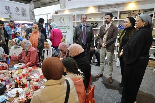 معرض الكتاب .. وفد مكتبة الكونجرس الأمريكي يشيد بجناح قومي المرأة