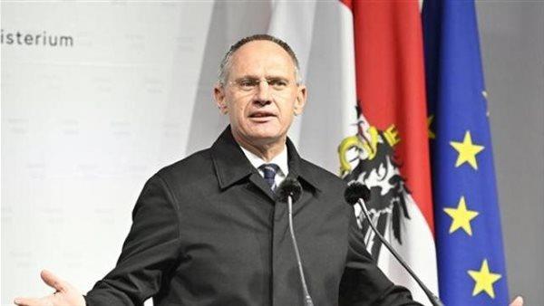 وزير الداخلية النمساوي يعلن قرب تطبيق نظام مساعدات اللاجئين بدون الدفع النقدي
