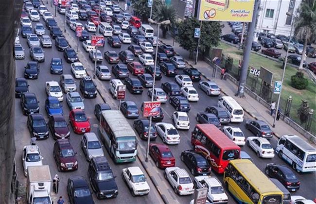كثافات مرورية على بعض المحاور والطرق الرئيسية بالقاهرة والجيزة
