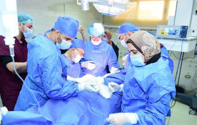 رئيس جامعة سوهاج يواصل إجراء عملياته الجراحية
