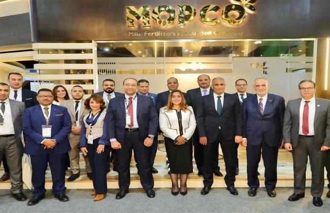 محافظ دمياط تتفقد جناحا شركتي موبكو و إيني