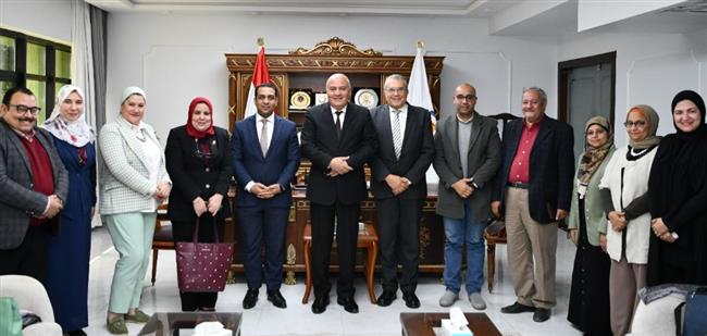 محافظ قنا يستقبل وفد من وزارة الصحة 