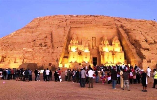 الشمس تتعامد على تمثال الملك رمسيس الثاني بمعبده بأبوسمبل 