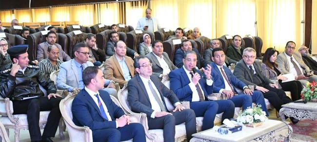 محافظ الفيوم يناقش الخطوات التنفيذية للهوية البصرية للمحافظة 