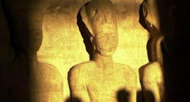 الشمس تعانق وجه رمسيس في معبد أبو سمبل