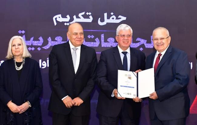 وزير التعليم العالي يكرم رئيس جامعة القاهرة لتصدرها التصنيف العربي للجامعات في الإبداع