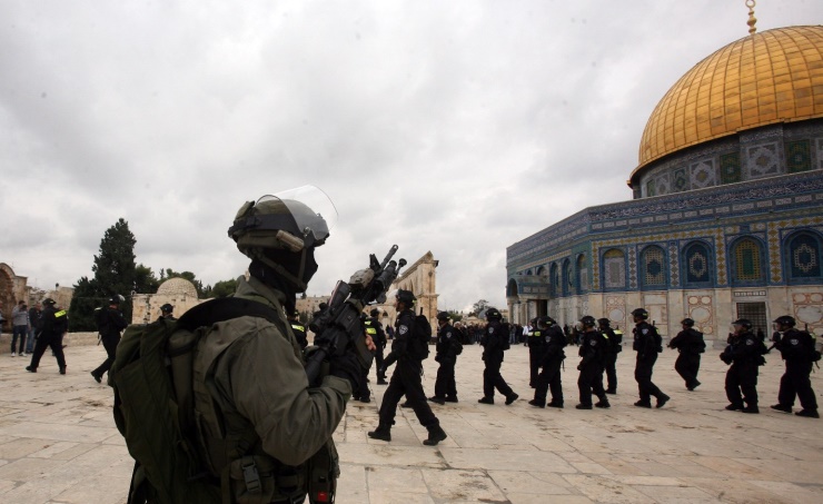 الاحتلال الإسرائيلي يعتدي على المصلين بالمسجد الأقصى ويعتقل طفلا
