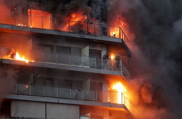 مقتل وفقدان 23 شخصا جراء حريق في مبنى سكني بإسبانيا