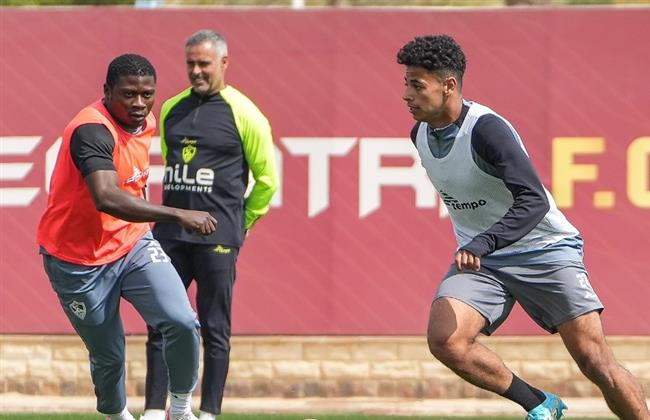 الكونفدرالية .. جوميز يعقد أول جلسة مع لاعبي الزمالك في الجزائر