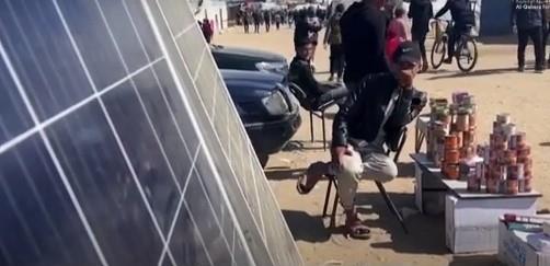 سكان غزة يتحدون الأوضاع الصعبة ويستخدمون الألواح الشمسية لتوليد الكهرباء