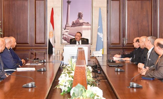 في استجابة لمطالب المواطنين.. محافظ الإسكندرية يلتقي عددًا من رؤساء شركات الرصف