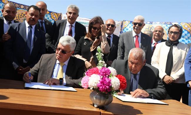 الوادي الجديد ..وزير التعليم العالي يضع حجر الأساس لـ مشروع أرض الجامعات المصرية