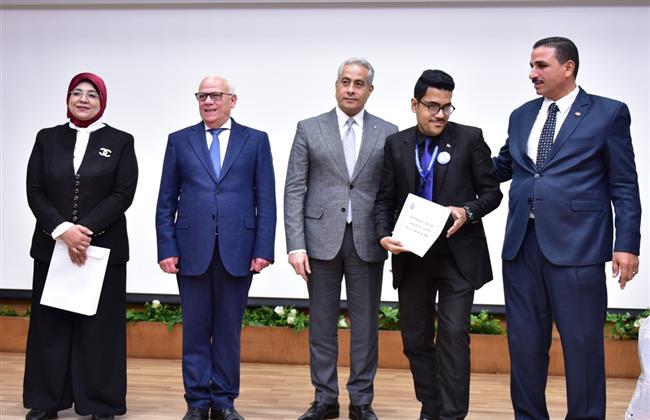 وزير العمل ومحافظ بورسعيد يسلمان عقود عمل لذوي الهمم وشهادات إتمام التدريب المهني
