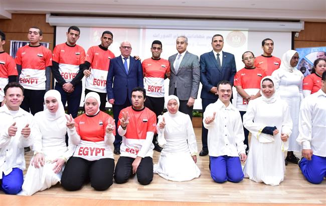 "فيها حاجة حلوة".. وزير العمل ومحافظ بورسعيد يشهدان عرض فني لـ ذوي الهمم
